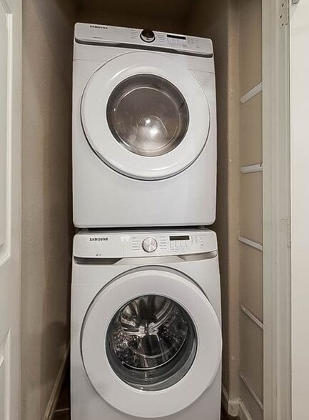 Building Photo - 600 13th St E