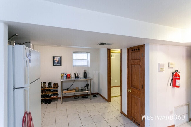 Building Photo - 2043 N Leavitt St