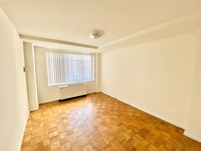 Building Photo - Great Foggy Bottom One Bedroom with Roof Top Pool & Gym includes utilities!