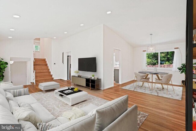 Building Photo - 6607 Lone Oak Dr