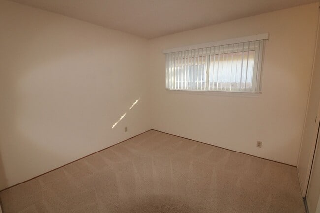 Building Photo - 3/2 house in North Clairemont! 2 car garag...