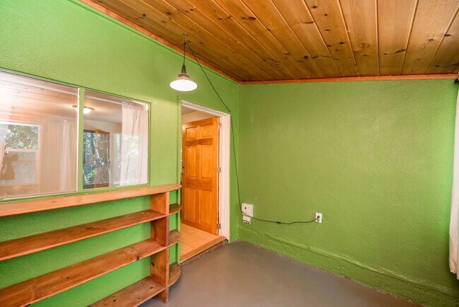 Building Photo - 2599 Huntington Dr