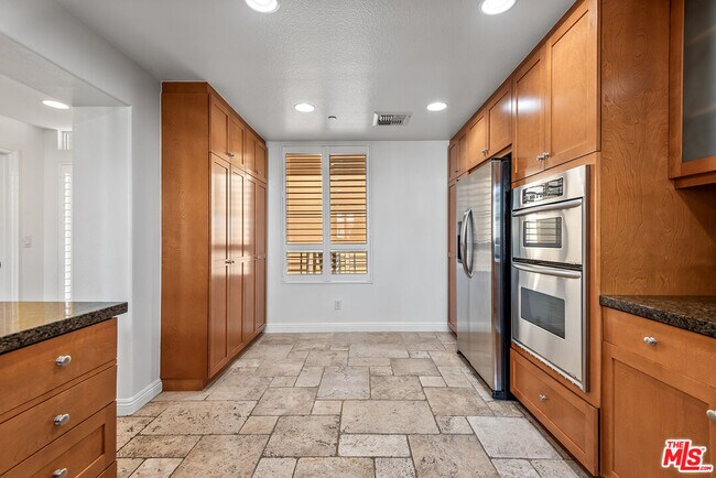 Building Photo - 5831 Seawalk Dr