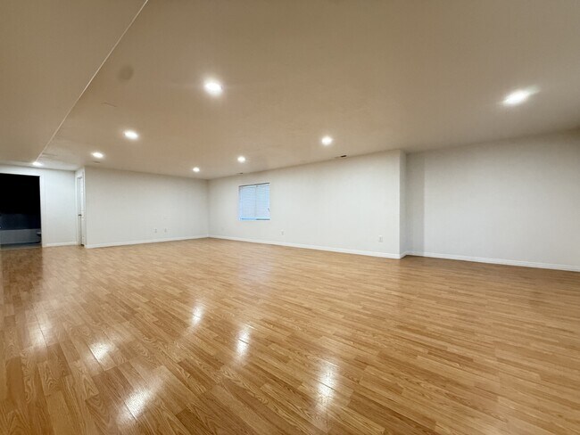 Building Photo - 6248 S High Bluff Dr