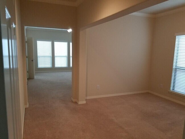Building Photo - 3030 Royal Oaks Crest