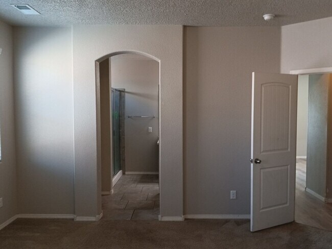 Building Photo - Spacious 4-bedroom, 2-bathroom home! Showi...