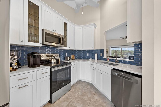 Building Photo - 6110 SE Martinique Dr