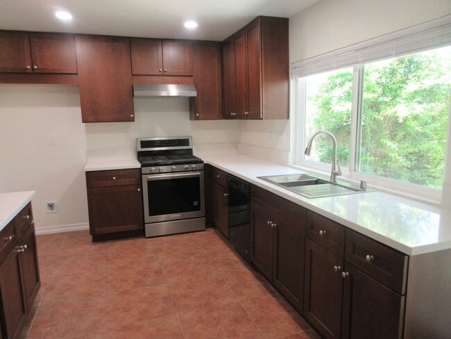 Building Photo - Beautiful updated 1-story home in Northridge