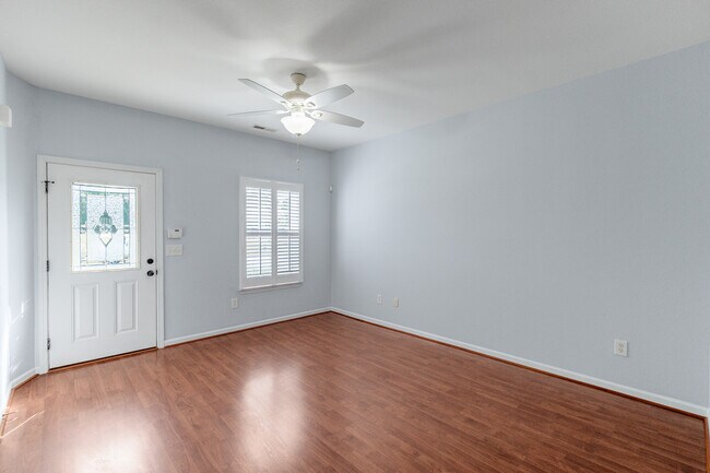 Building Photo - 558 Calen Ln