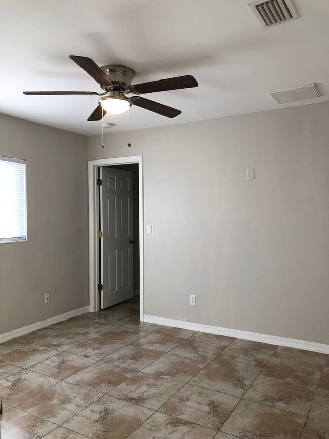 Building Photo - Experience this Large Cape Coral 3 bedroom 2 bath duplex with 1 car garage and screened in lanai.