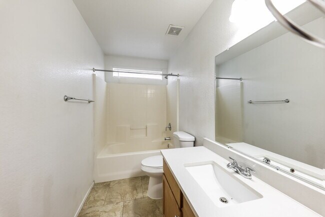 Building Photo - 1222 E Grove St