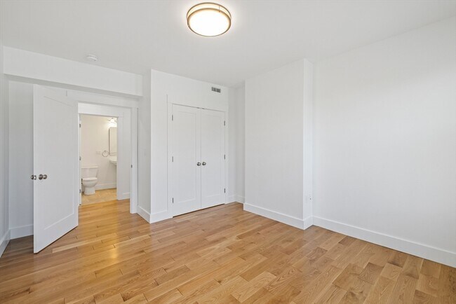 Building Photo - 406 Columbia St