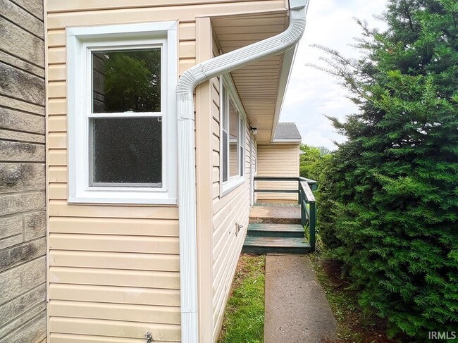 Building Photo - 2519 E 7th St