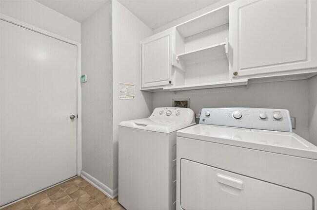 Building Photo - 8427 Brickhaven Ln