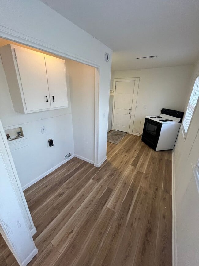 Building Photo - New 2 bedroom listing!