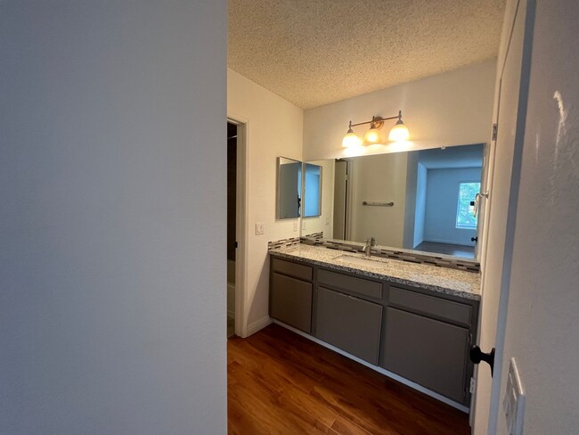 Building Photo - 2 Bedroom Condo in UTC!