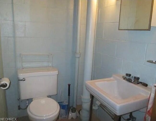 Building Photo - 1203 Ivanhoe Ave