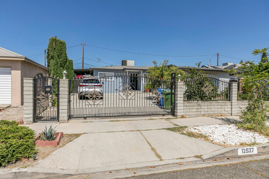 Building Photo - 12527 Stagg St