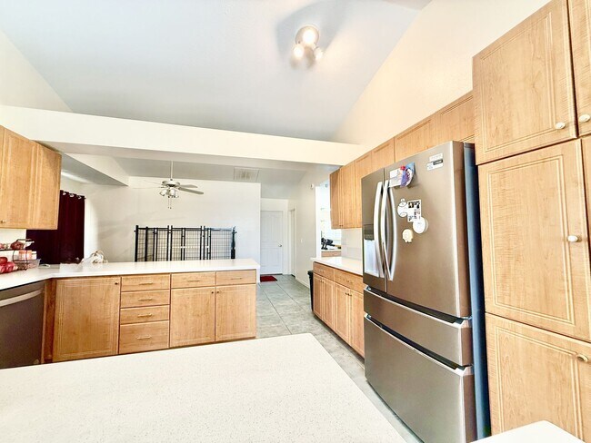 Building Photo - AVAILABLE NOW!! GORGEOUS 2 BEDROOM 2 BATHROOM Home in Palm Desert!