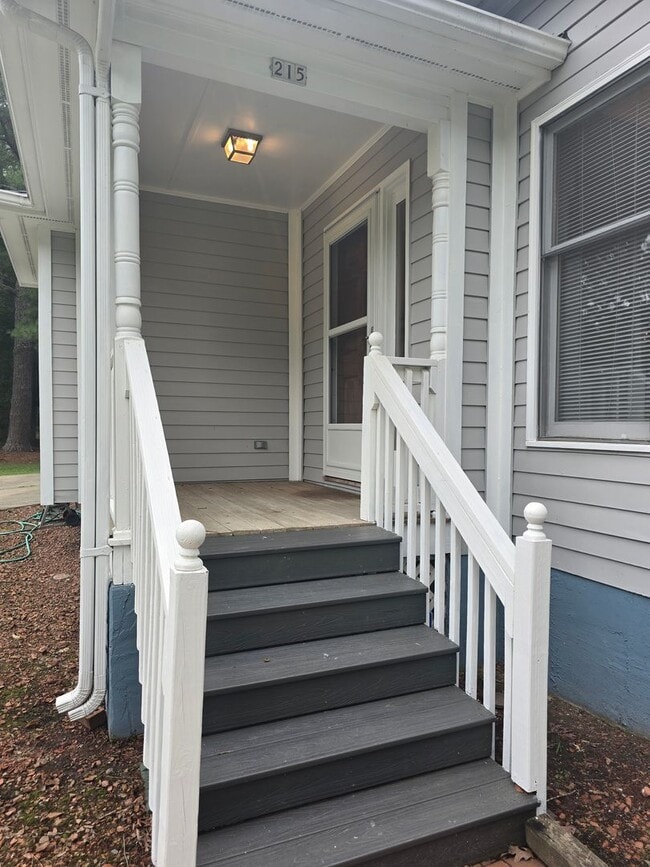 Building Photo - Quiet Neighborhood- Large Lot- Shed- Enclosed Sunroom! Community Pool & Tennis Courts!
