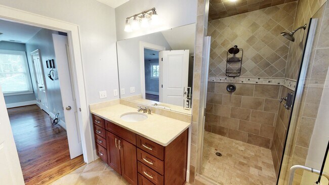 Building Photo - 2213 Roslyn Ave