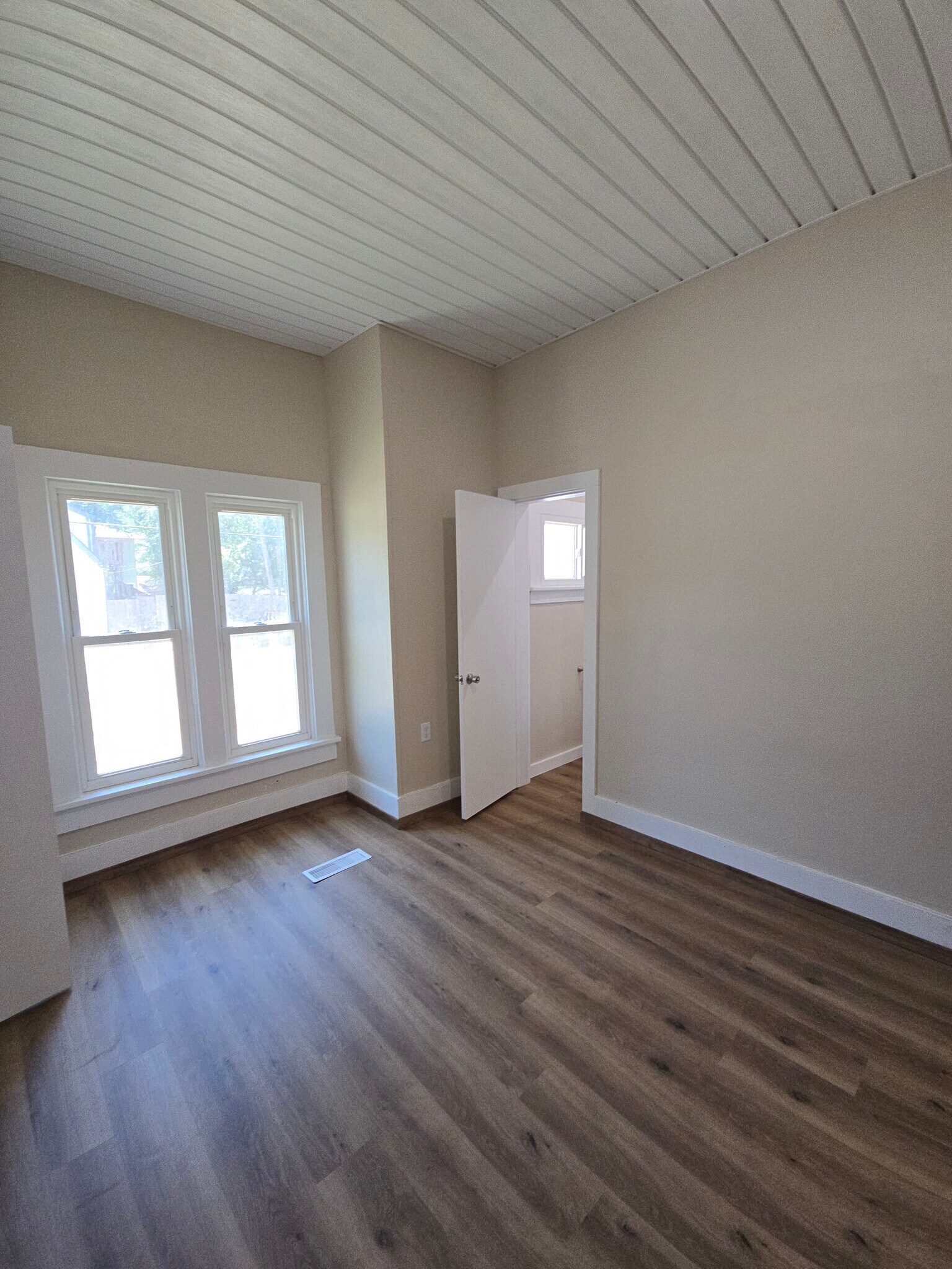 2nd Bedroom facing 2nd bathroom door - 320 Chautauqua Ave