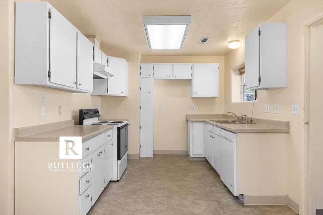 Building Photo - 3 Bedroom House in Central Point!