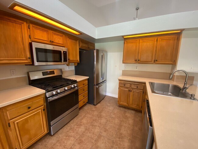 Building Photo - West Lancaster 4 Bedroom !