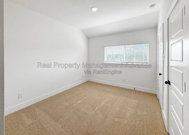Building Photo - 4400 Elm Spgs St