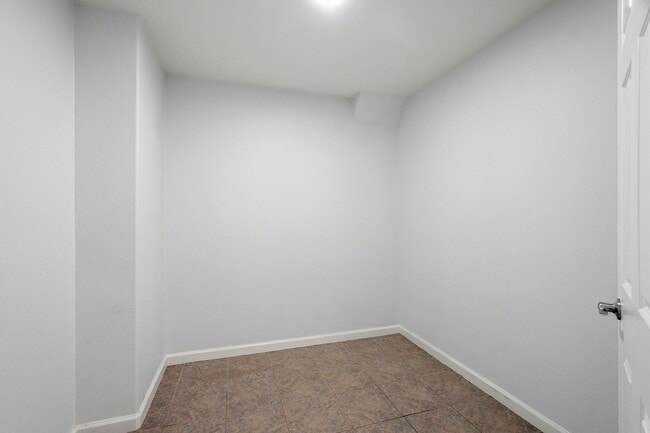 Building Photo - Spacious 2BR/2BA End-Unit Condo for rent in Warm Springs – Montebello Community