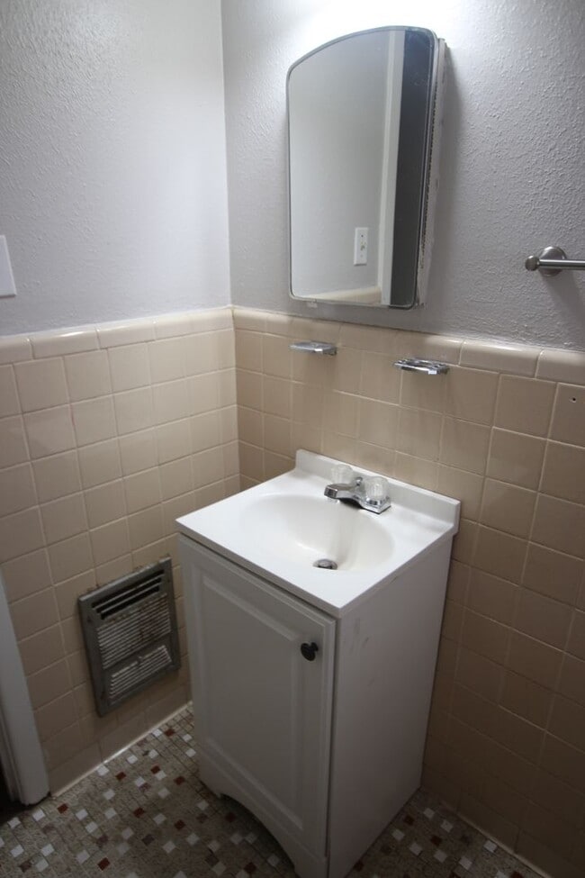 Building Photo - 1424 E Houston St