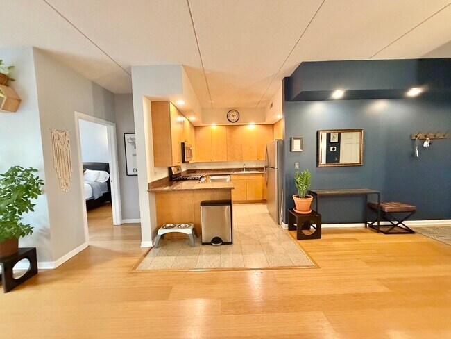 Building Photo - 4625 W Lawrence Ave