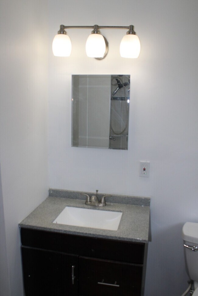 Building Photo - Large 5 bed 2 full bath Home in Independence
