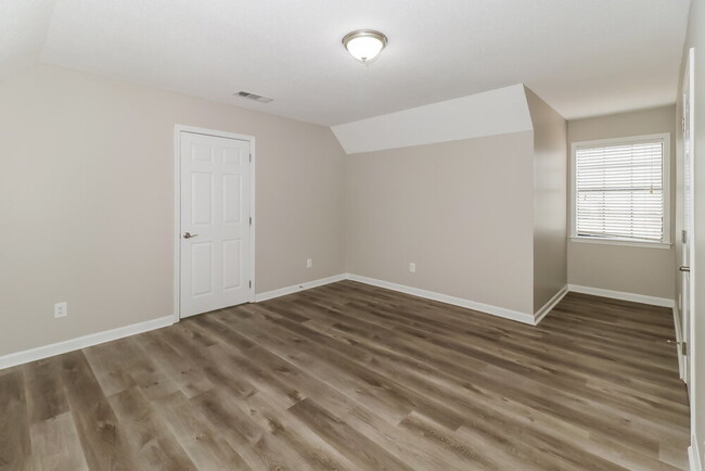 Building Photo - 807 Knotty Pine Cove