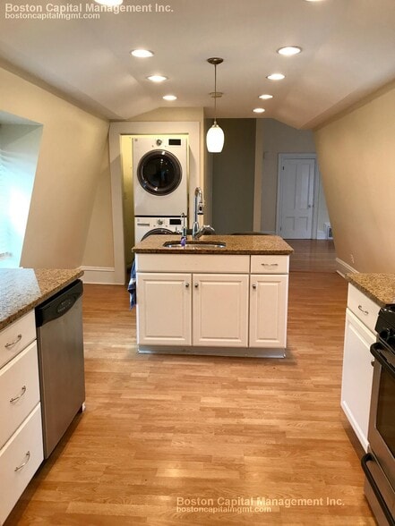 Building Photo - 674 Main St