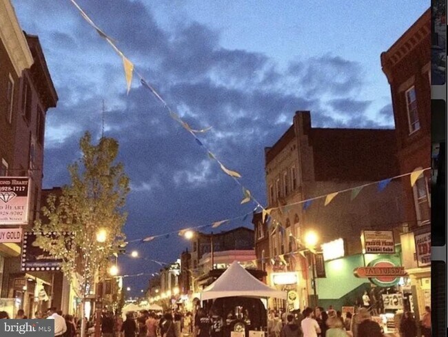 Building Photo - 200 Lombard St