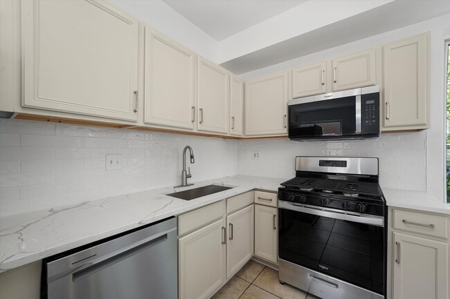 Building Photo - 1156 W 19th Pl