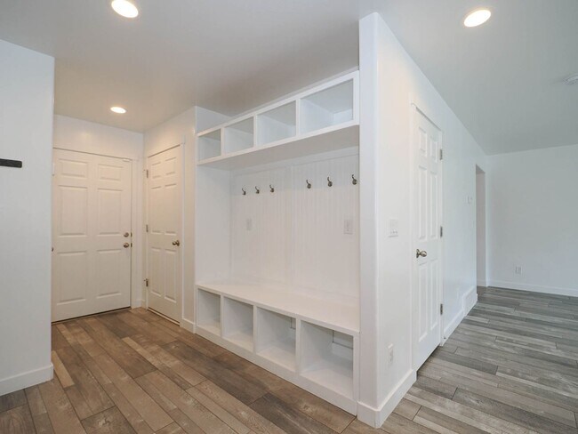 Building Photo - 3 Bedroom, 2.5 Bathroom Riverton Town Home