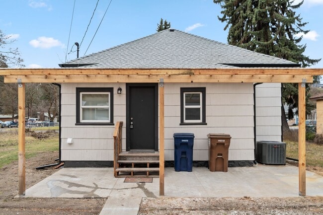 Building Photo - Beautifully Remodeled 3 Bed 1 Bath Single ...