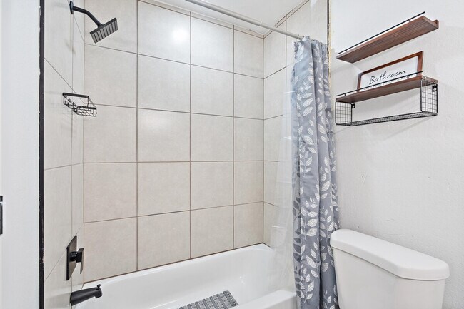 Building Photo - 2302 W Colter St