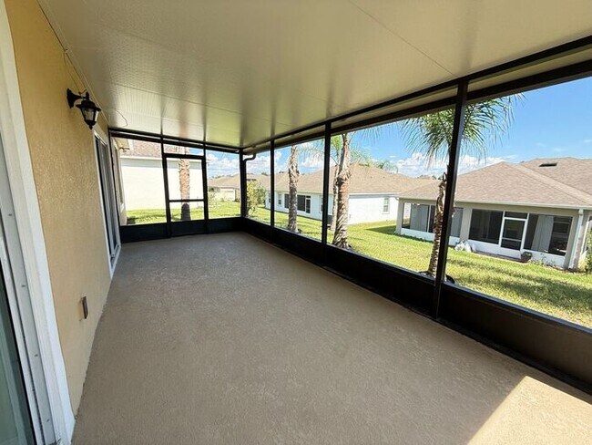 Building Photo - Spacious Groveland Home
