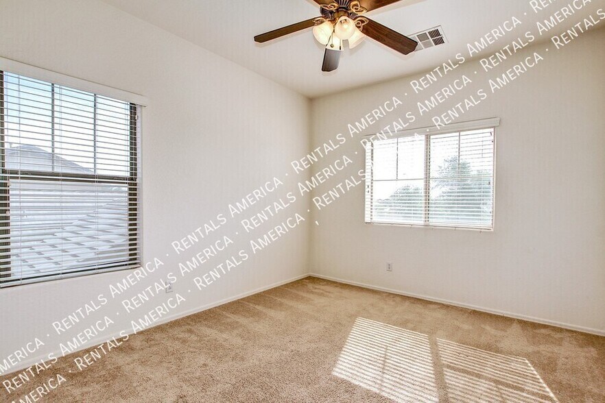 Building Photo - 935 E Blue Spruce Ln