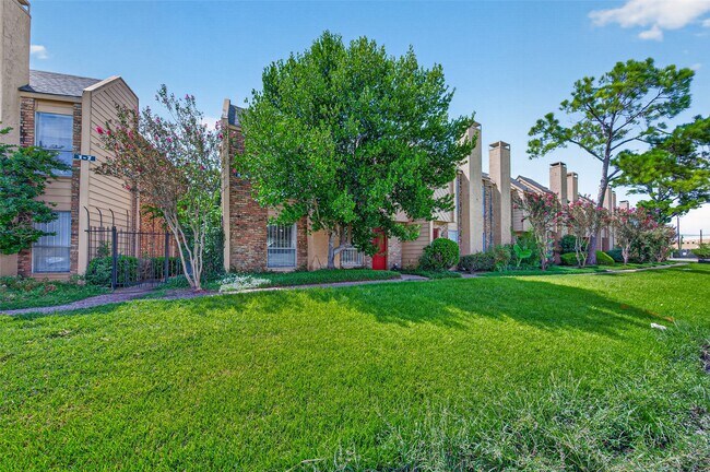 Building Photo - 3303 W Greenridge Dr