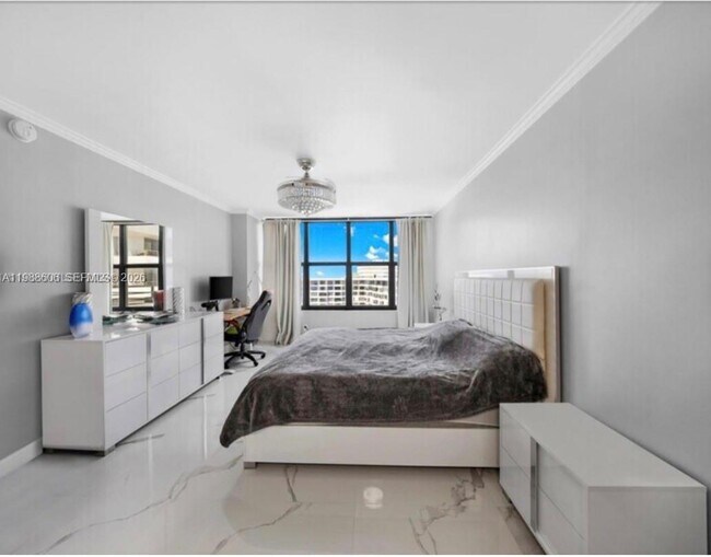 Building Photo - 2500 Parkview Dr