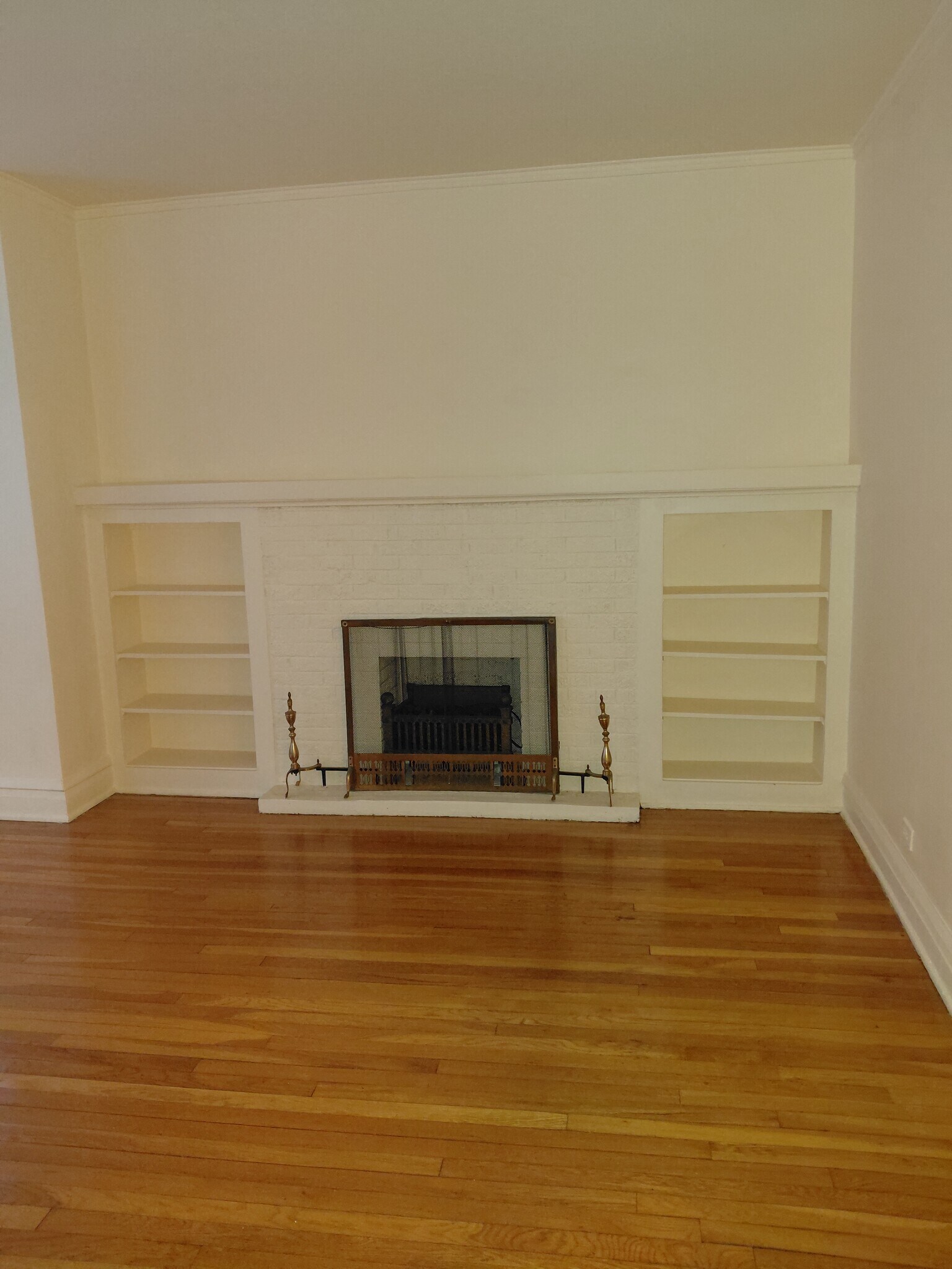 Living Room - 7925 S Eberhart Ave