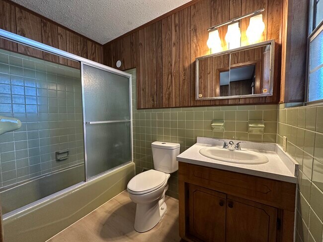 Building Photo - 697 Green St