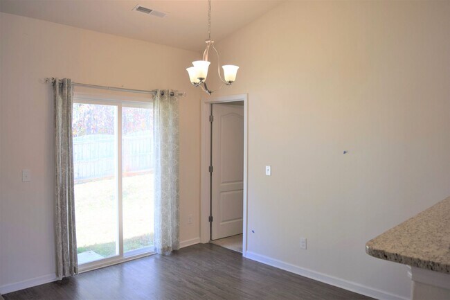 Building Photo - Beautiful Ranch Home - FENCED Yard - 2 car garage