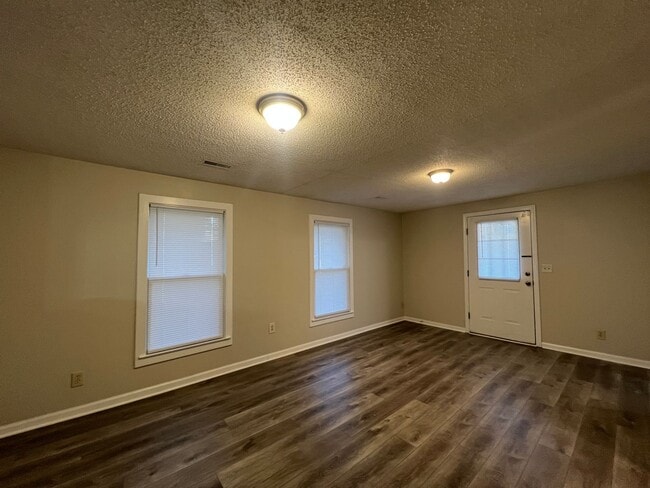 Building Photo - AVAILABLE TO SHOW!