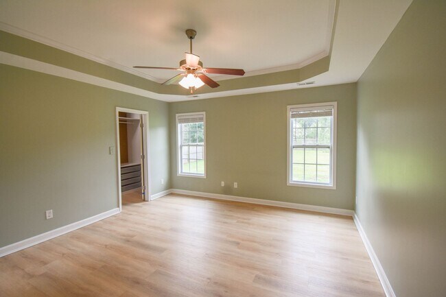 Building Photo - 3 Bedroom 2 Bathroom with Garage