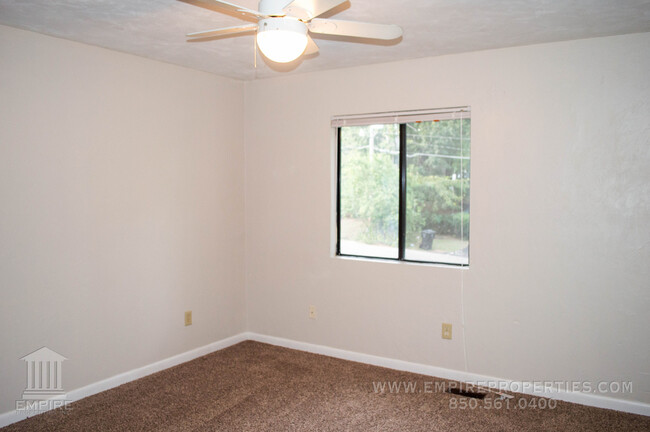 Building Photo - Townhome off Meridian Road With Fireplace!